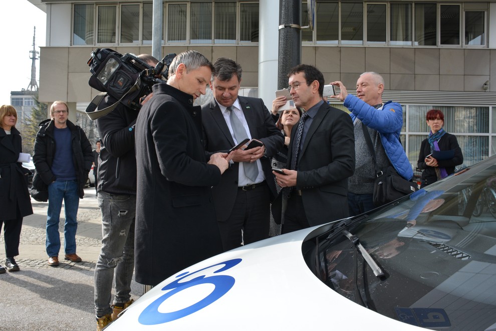 Minister za javno upravo Boris Koprivnikar (desno) in minister za infrastrukturo dr. Peter Gašperšič (v sredini) sta takoj po podpisu pogodbe ob pomoči Mateja Čera (Avant2Go, levo) sistem tudi preizkusila.
