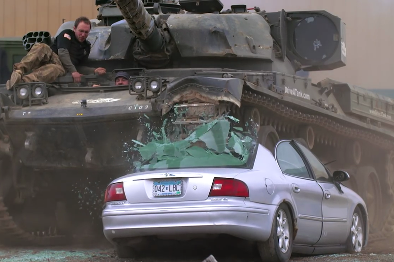 Voziti super avtomobile je zabavno, voziti tank pa je neprecenljivo (foto: Jason Drives @ YouTube)