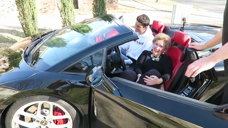 Babica doživi vožnjo svojega življenja za volanom Lamborghinija Gallarda