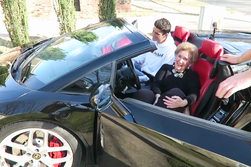 Babica doživi vožnjo svojega življenja za volanom Lamborghinija Gallarda (foto: JR Garage @ YouTube)