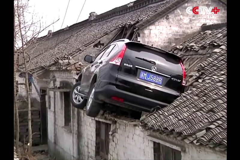 Kako je Honda CR-V končala na strehi stanovanjske hiše (foto: CCTV @ YouTube)