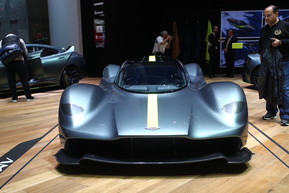Aston Martinov hiperšportnik, ki nastaja v povezavi s podjetjem Red Bull Advanced Technologies in drugimi partnerji, je po vilinskih bojevnicah iz germanske mitologije dobil ime Valkyrie.