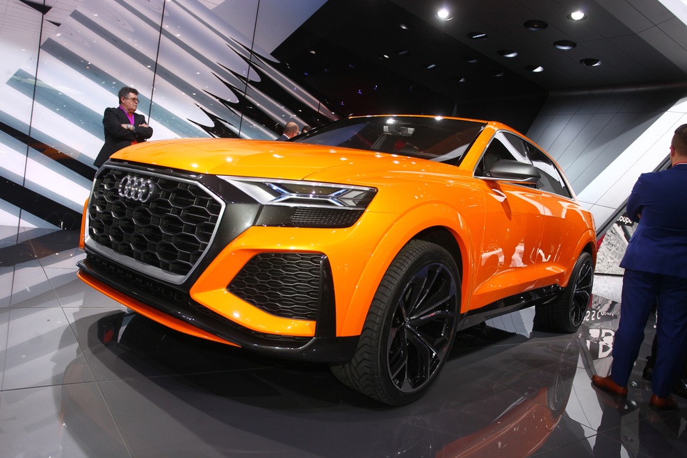 Audi Q8 Sport Concept: športni križanec s 3-litrskim turbobencinskim šestvaljnikom TFSI, blagim hibridom in električno gnanim kompresorjem. Razvije moč 476 'konjev' in v 4,7 sekunde doseže 100 kilometrov na uro.