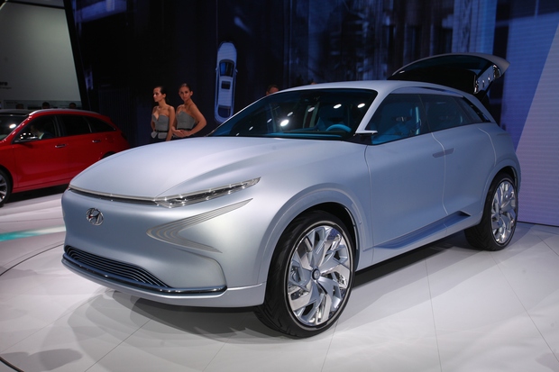 Hyundai razvija vodikove gorivne celice druge generacije, ki bodo lažje in bolj kompaktne, hkrati pa tudi bolj učinkovite. Napovedal jih je s študijo privlačnega križanca FE Fuell Cell Concept, ki bi lahko s polno zalogo vodika prevozil do 800 kilometrov.
