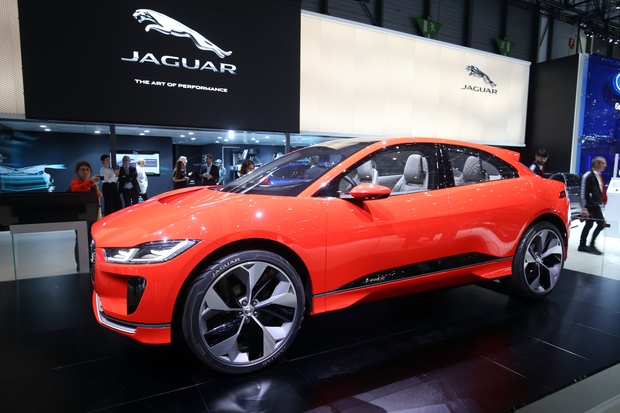 Jaguar I-Pace so za Ženevo prebarvali v rdečo barvo. Kot prvi električni Jaguar bo na ceste predvidoma zapeljal enkrat prihodnje leto.