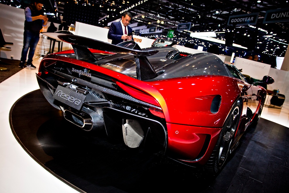 Koenigsegg je v Ženevi sporočil, da je za kupca pripravil prvi dve Regeri.In kaj se skriva pod superšportno karoserijo? Kombinacija biturbo motorja V8 in treh elektromotorjev s sistemsko močjo 1500 'konjev', ki se na zadnji kolesi prenaša preko direktnega prenosa. Zmogljivosti: v 10 sekundah do 300 kilometrov na uro.