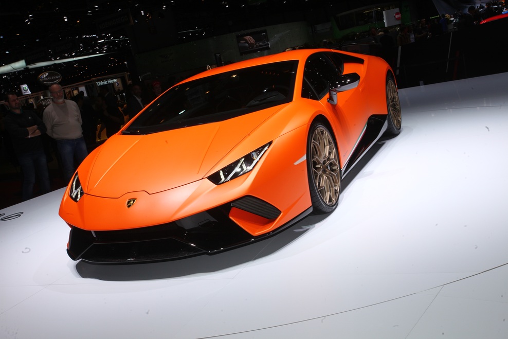Lamborghini Huracan Performante se od navadnega Huracana razlikuje po agresivnem paketu aerodinamičnih dodatkov, manjši teži in dodatni motorni moči. 5,5-litrski V10 sedaj zmore 640 ’konjev’.