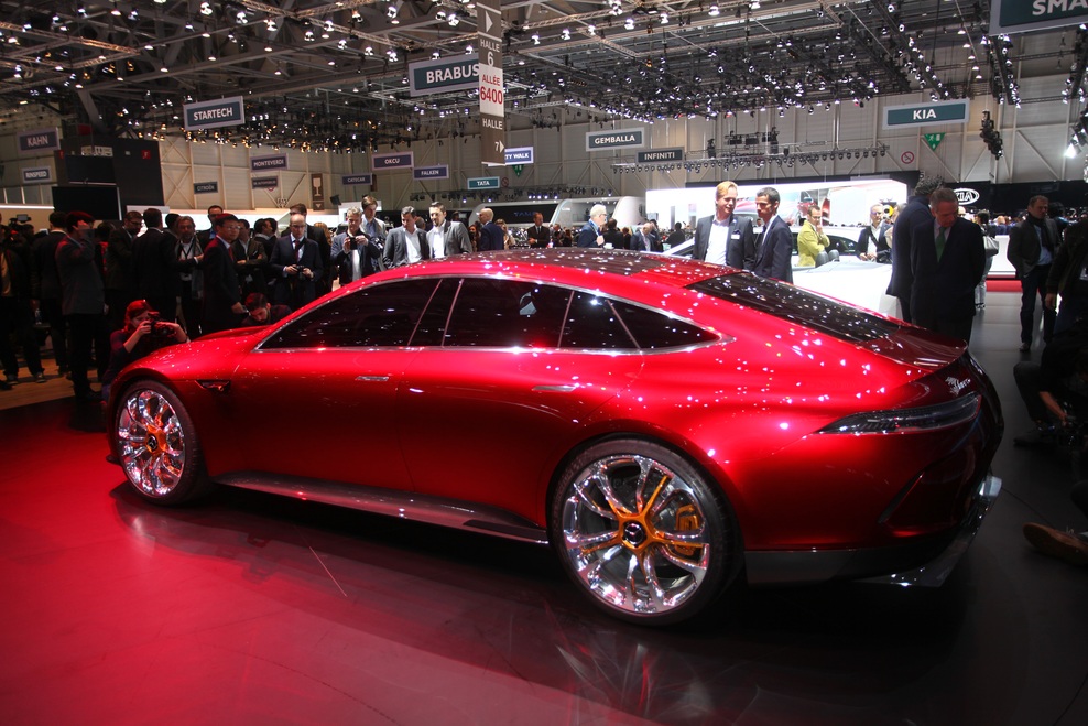 Študija štirivratnega kupeja Mercedes-Benz GT Concept. 100 kilometrov na uro doseže v manj kot treh sekundah, k čemur pripomore visokooktanska kombinacijo biturbo motorja V8 in elektromotorja.