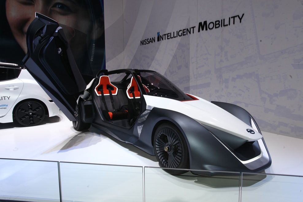 Nissanov električni športnik Blade Glider ima napredno šasio z ozkim prednjim in širokim zadnjim kolotekom, optimalno aerodinamiko in elektromotorjema z močjo 130 kilovatov. Z mesta do 100 kilometrov na uro pospeši v petih sekundah in pospešuje do 190 kilometrov na uro.