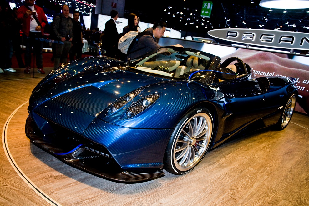 Pagani Huayra Roadster z monokokom iz ogljikovih vlaken in titana tehta komaj 1.280 kilogramov, zato je celo 80 kilogramov manj od kupeja. Iz 12 valjev z medsebojnim kotom 60 stopinj in delovno prostornino 5.980 litra izvleče moč 764 ‘konjev’, ki se razživijo pri 6.200 vrtljajih na minuto, navor 1.000 njutonmetrov pa je na voljo že pri 2.400 vrtljajih na minuto.