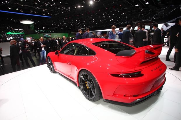 Novi Porsche 911 GT3 največ sprememb skriva pod pločevino. Prenovljeni 4-litrski bokserski šestvaljnik razvija moč 500 'konjev' in navor 470 njutonmetrov , zavrti pa se vse do 9.000 vrtljajev na minuto. Z menjalnikom z dvojno sklopko v 3,2 sekunde doseže 100 kilometrov na uro, z ročnim pa do enake hitrosti pospešuje 3,8 sekunde.