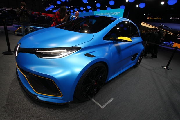 Renault je z dvosedežno študijo ZOE e-sport električnega mestnega malčka popeljal na dirkalne steze. Dva elektromotorja razvijeta skupno moč kar 340 kilovatov in navor 640 njutonmetrov. Tako motorizirani ZOE e-sport do 100 kilometrov na uro potrebuje le 3,2 sekunde, 200 kilometrov na uro pa doseže v manj kot desetih sekundah.