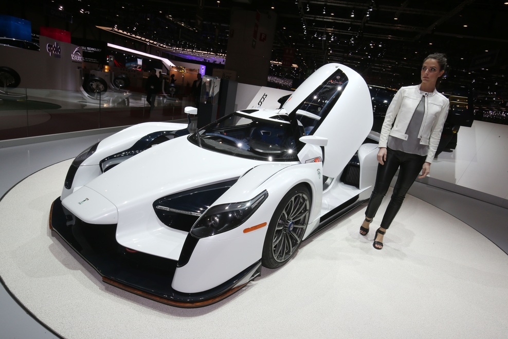 Superšportnik Scuderia Cameron Glickenhaus SCG 003C je nastal v italijanski manufakturi Manifattura Automobili Torino, ki jo je ustanovil filmski producent James Glickenhaus. 2-vratni kupe s sredinskim 4,4-litrskim biturbo bencinskim motorjem V8 razvija moč 750 'konjev' in doseže največjo hitrost 350 kilometrov na uro, nastopil pa naj bi na dirki 24 ur Nürburgringa.