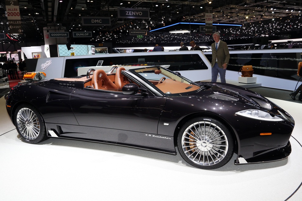 Spyker je v Ženevo prišel s C8 Preliatorjem Spyderjem, odrpto različico Preliatorja, ki mu je namenil tudi novi motor. Spyker je namreč po sedemnjastih letih opustil Audijev 4,2-litrski turbibencinski motor in ga nadomestil s Koenigseggovim 5-litrskim motorjem V8.