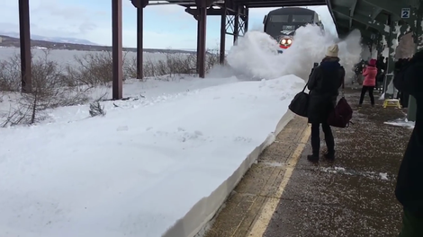 Kako je videti, ko potniški vlak zapelje na zasneženo postajo in potnike zasuje s snegom