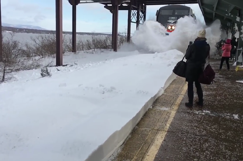 Kako je videti, ko potniški vlak zapelje na zasneženo postajo in potnike zasuje s snegom (foto: Nick Colvin @ YouTube)