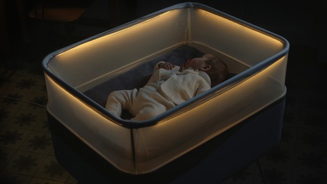 Otroška posteljica, ki simulira vožnjo z avtomobilom