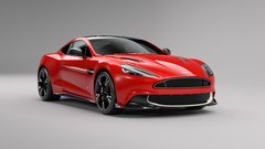 Aston Martin Vanquish S, ki spominja na znamenite rdeče puščice