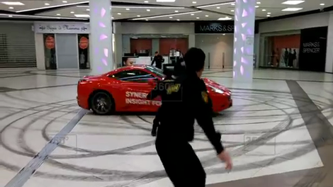 Nekdanji ruski župan se je s Ferrarijem zapodil po nakupovalnem centru - resnično ali zaigrano?