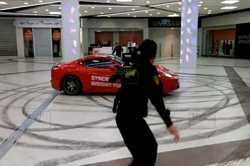 Nekdanji ruski župan se je s Ferrarijem zapodil po nakupovalnem centru - resnično ali zaigrano? (foto: automail.ru)