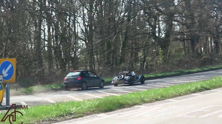 V nenavadnem trčenju Peugeot 206 naskoči Morgana in postane spletna senzacija (foto: AdamC3046 @ YouTube)