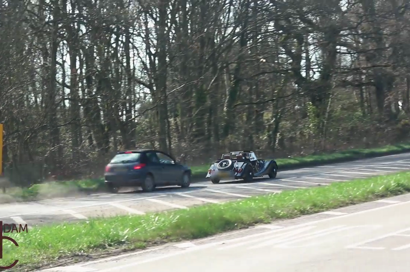 V nenavadnem trčenju Peugeot 206 naskoči Morgana in postane spletna senzacija (foto: AdamC3046 @ YouTube)