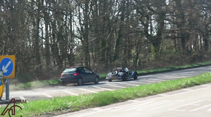 V nenavadnem trčenju Peugeot 206 naskoči Morgana in postane spletna senzacija