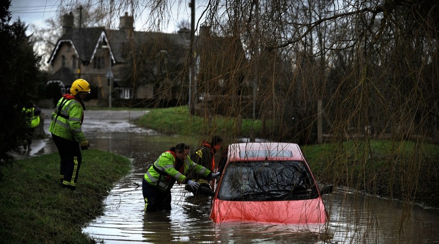 Kako pravilno ravnati, če se znajdete ujeti v potapljajočem avtomobilu (foto: Profimedia)