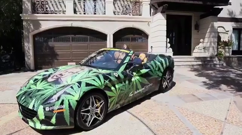 Milijonar, ki strankam marihuano dostavlja v ustrezno potiskanem Ferrariju