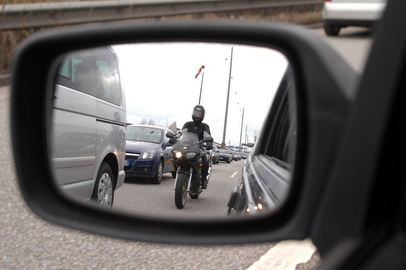 Življenje na črti – dileme, pasti in kazni motorističnega prehitevanja (kolumna) (foto: Profimedia)