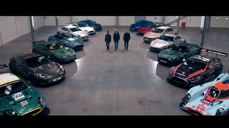 V prostornem skladišču, polnem Aston Martinov, nam pokažejo, kako je videti popoln užitek avtomobilizma