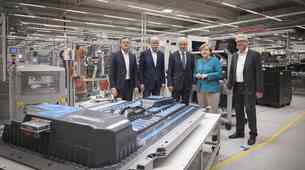 Daimler pripravlja močan napad na Teslo: blizu Dresdna bo stala velika tovarna baterij