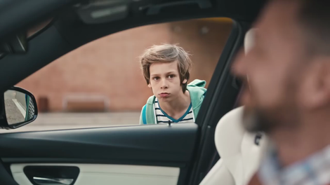 Duhoviti oglas za BMW M3 sporoča, da vam ni treba odrasti - tudi, če ste že očetje
