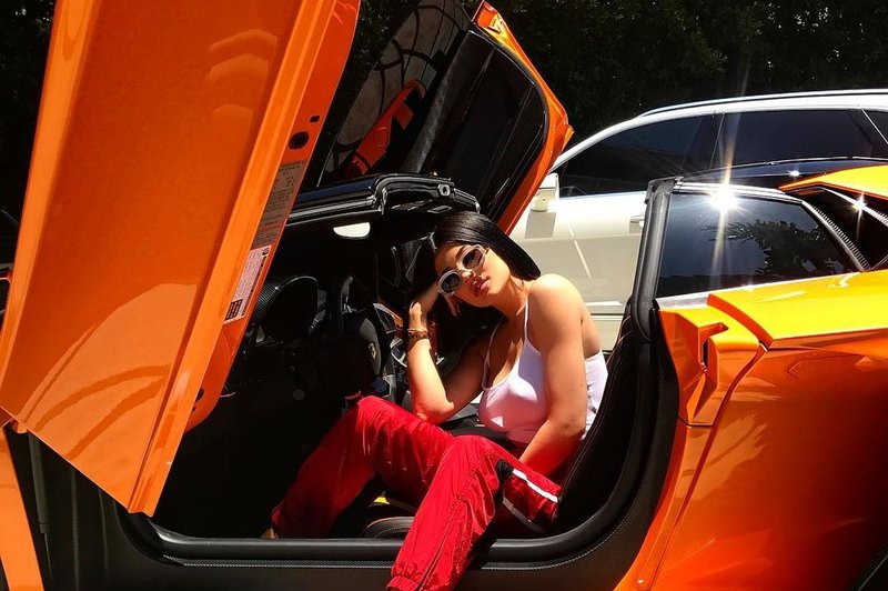 Lepotica in zver: Kylie Jenner se pohvali z Lamborghinijem Aventador SV Roadster (foto: Profimedia)
