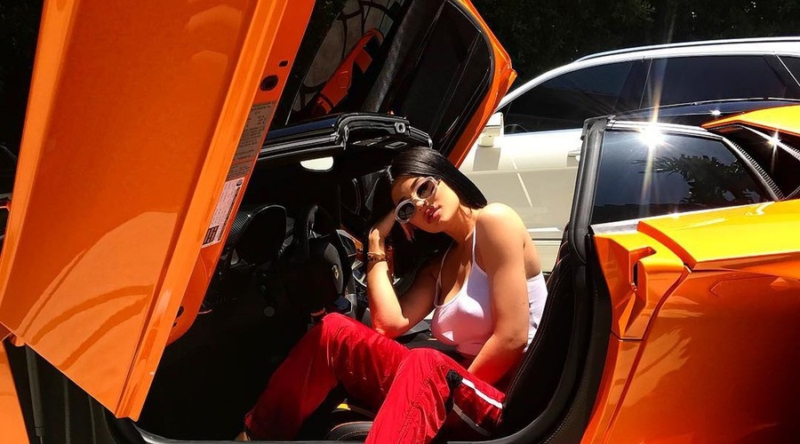 Lepotica in zver: Kylie Jenner se pohvali z Lamborghinijem Aventador SV Roadster (foto: Profimedia)