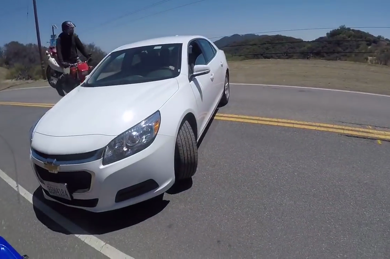 Obračanje avtomobila čez dvojno polno črto bi lahko bilo usodno za dva motorista (foto: A Wilson @ YouTube)