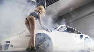 Na dnevu avtopralnice tudi vroče hostese Bikini car wash