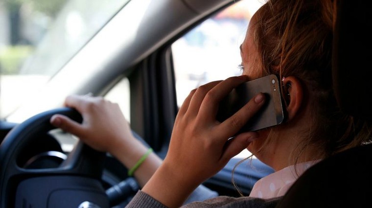 Možnosti za preprečitev uporabe mobilnega telefona med vožnjo obstajajo, ampak ... (foto: RAC)