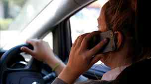Možnosti za preprečitev uporabe mobilnega telefona med vožnjo obstajajo, ampak ...