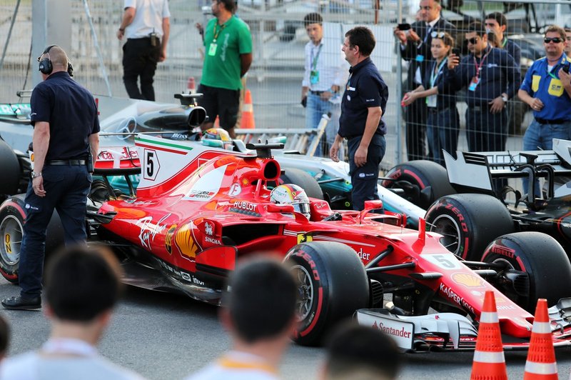 Trčenje v Bakuju je rivalstvo med Hamiltonom in Vettelom poneslo na novo raven (video) (foto: Profimedia)