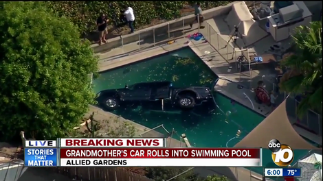 Voznica pozabila prestaviti v parkirno prestavo in Ford F-150 Raptor je končal v bazenu