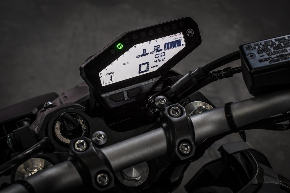 Merilniki ne predstavljajo zadnjega krika tehnike v svetu motociklizma, ponujajo pa vse potrebne informacijo. S tem ko se po zaslugi nižje prednje luči prestavili bolj naprej, pa so tudi bolj pregledni.