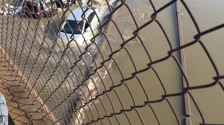 Voznik Toyote Prius se je odločil peljati kar po popolnoma poplavljeni cesti (foto: ViralHog @ YouTube)