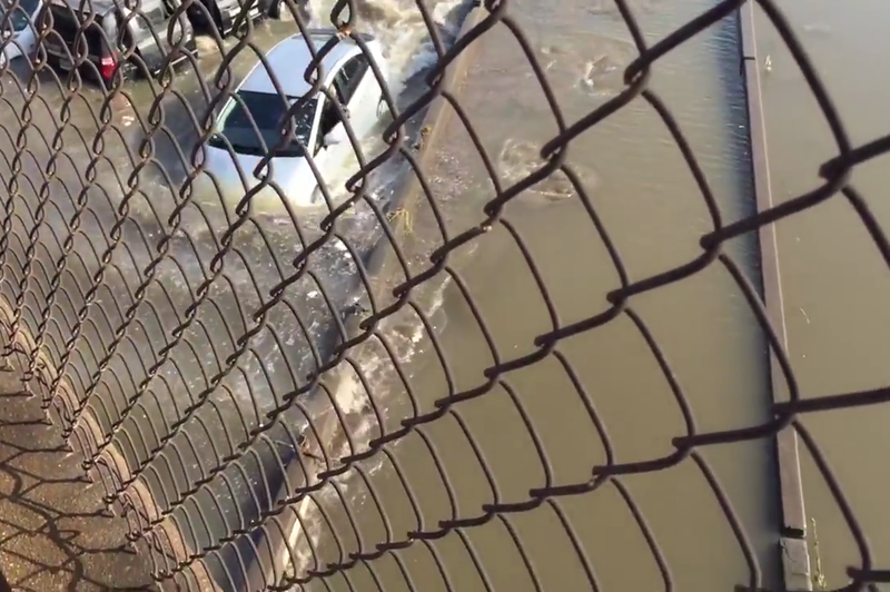 Voznik Toyote Prius se je odločil peljati kar po popolnoma poplavljeni cesti (foto: ViralHog @ YouTube)