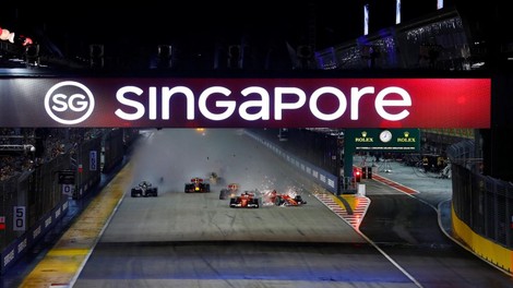 Dirko Formule 1 v Singapurju začinil kaotičen štart in odstop treh dirkačev (video)