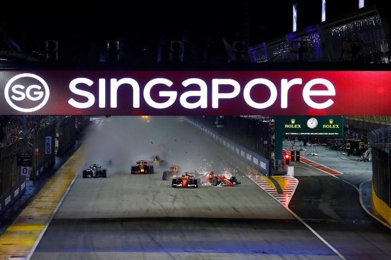 Dirko Formule 1 v Singapurju začinil kaotičen štart in odstop treh dirkačev (video) (foto: Formula 1)