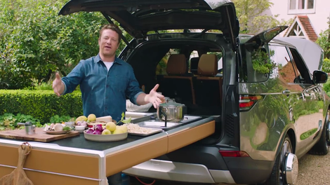 Jamie Oliver si je zamislil posebnega Land Roverja, v katerem se seveda skriva celotna kuhinja z dodatki