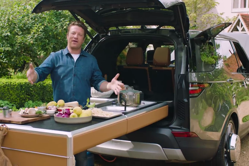 Jamie Oliver si je zamislil posebnega Land Roverja, v katerem se seveda skriva celotna kuhinja z dodatki (foto: Jamie Oliver @ YouTube)