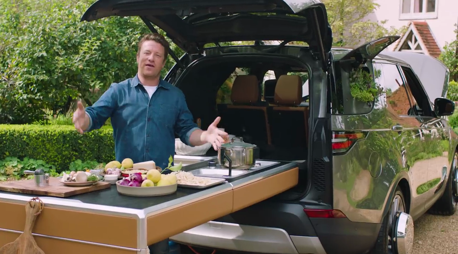 Jamie Oliver si je zamislil posebnega Land Roverja, v katerem se seveda skriva celotna kuhinja z dodatki (foto: Jamie Oliver @ YouTube)