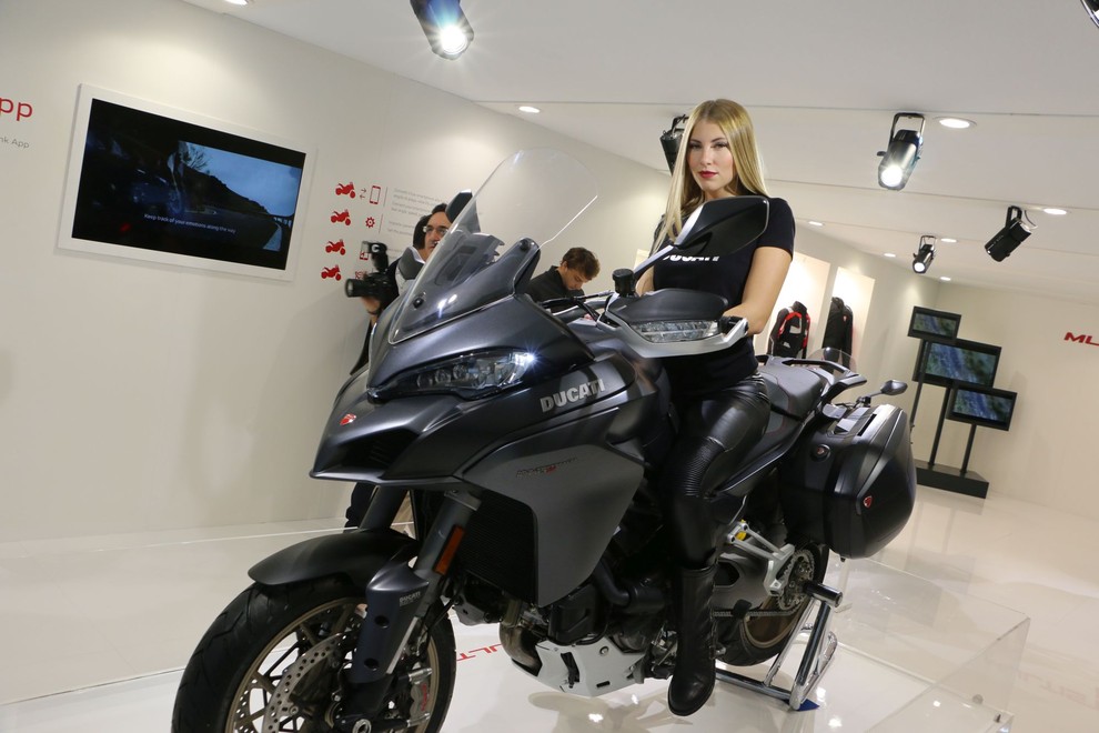 Motoristi, izvolite: hostese na salonu Eicma 2017 (foto galerija)